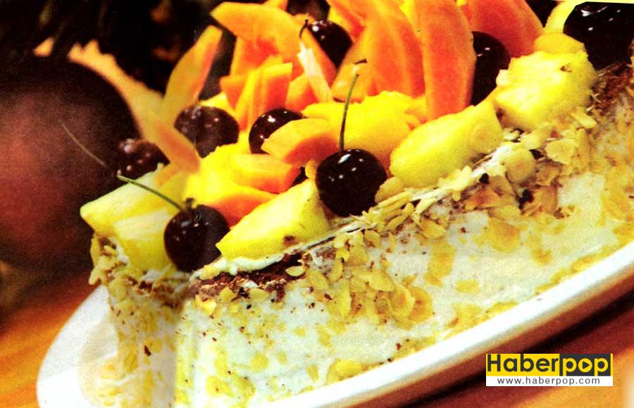 Meyveli Pasta Tarifi-Ananas-Kiraz-Mango-Papaya-kolay pasta-nefis pasta-biskuvili pasta-yapimi-rulo pasta-aglayan pasta